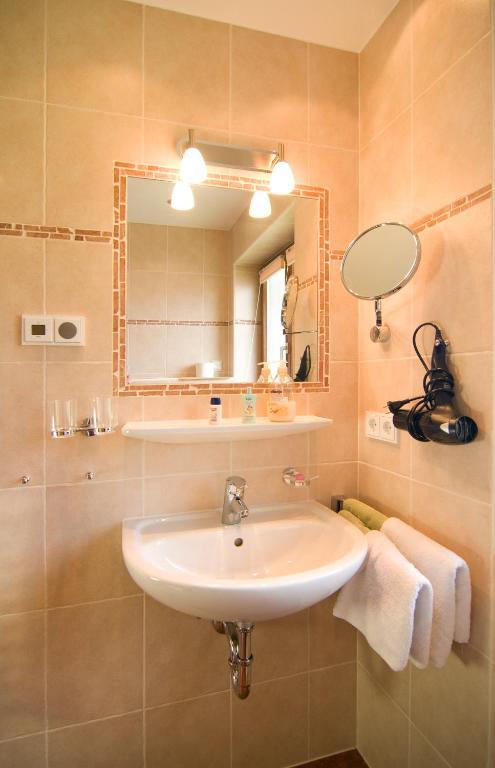 Haus Christl Reit Im Winkl, Kostenloser Parkplatz, 5 Minuten Zum Ortszentrum, Ruhige Lage, Wlan Room photo